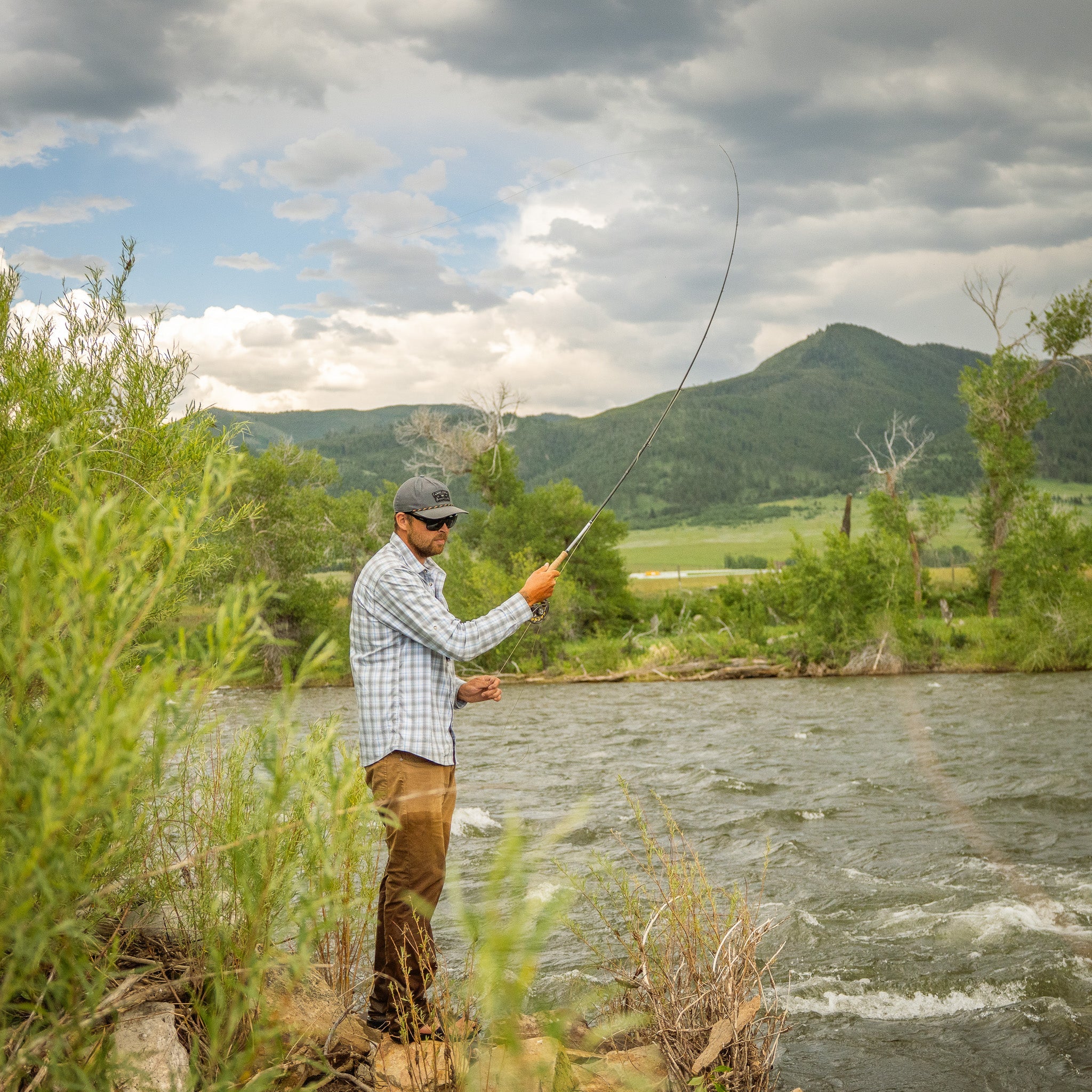 discounted fly fishing accessories TOPFORT Rod and Reel Combo, 4-Piece Fly Rod Kit with Complete Fly Fishing Gear: Fly Rod, Pre-Spooled Fly Fishing Reel, Fishing Flies, Leader, Forceps, Nipper and Carrying Case Salt Water Best Cheap Fly